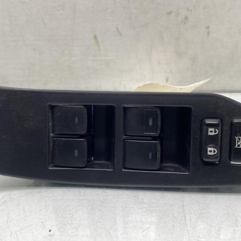 Interrupteur de leve vitre avant gauche TOYOTA VERSO Photo n°1