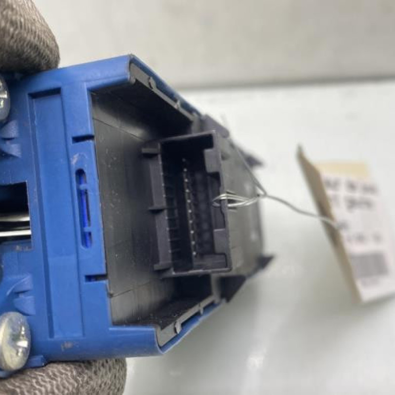 Interrupteur de leve vitre avant gauche TOYOTA VERSO Photo n°3