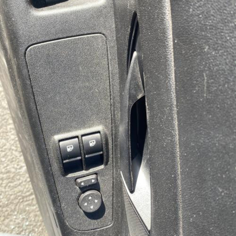 Attache ceinture avant gauche FIAT GRANDE PUNTO Photo n°17