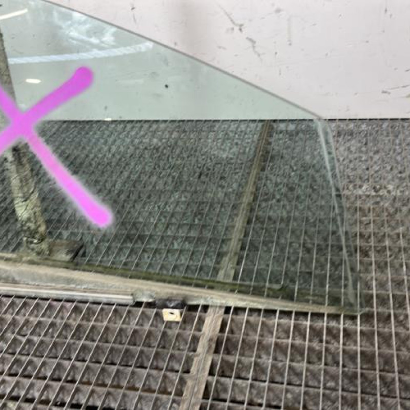 Vitre avant droit TOYOTA AVENSIS 3 Photo n°2