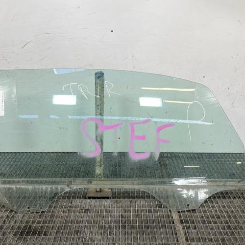 Vitre avant droit PEUGEOT 1007 Photo n°1