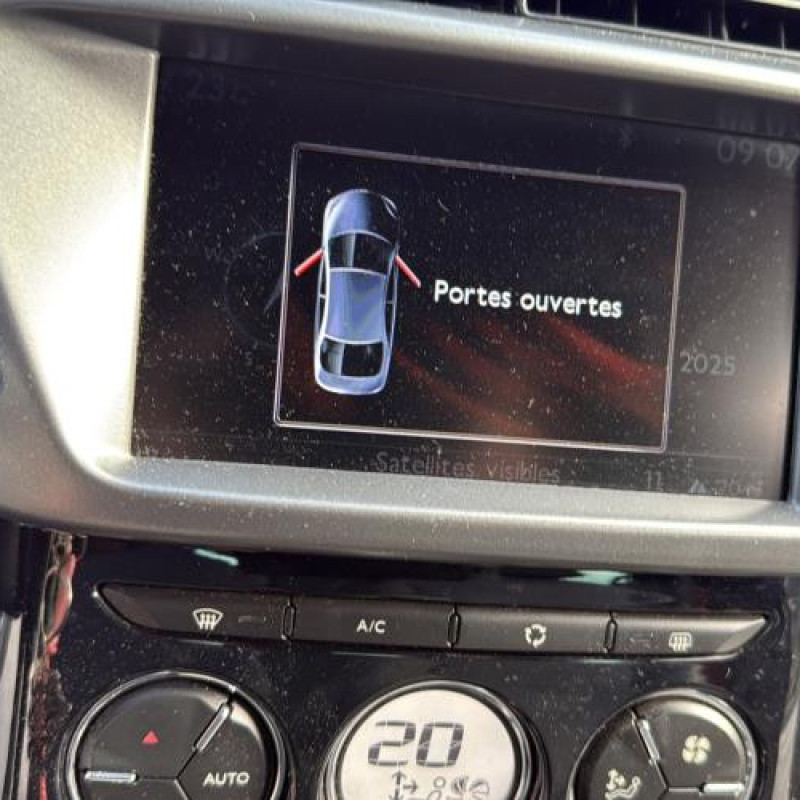 Pare boue avant droit CITROEN DS3 Photo n°18