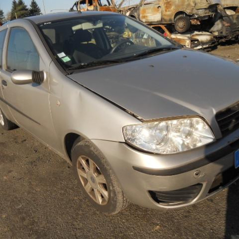 Pare choc arriere FIAT PUNTO 2 Photo n°8