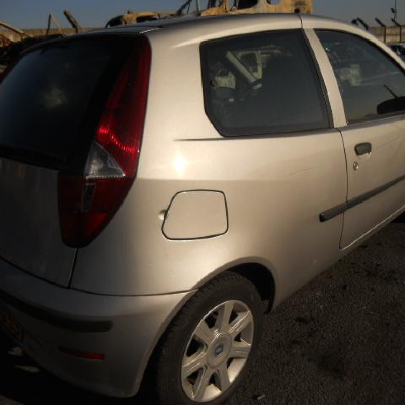 Pare choc arriere FIAT PUNTO 2 Photo n°9