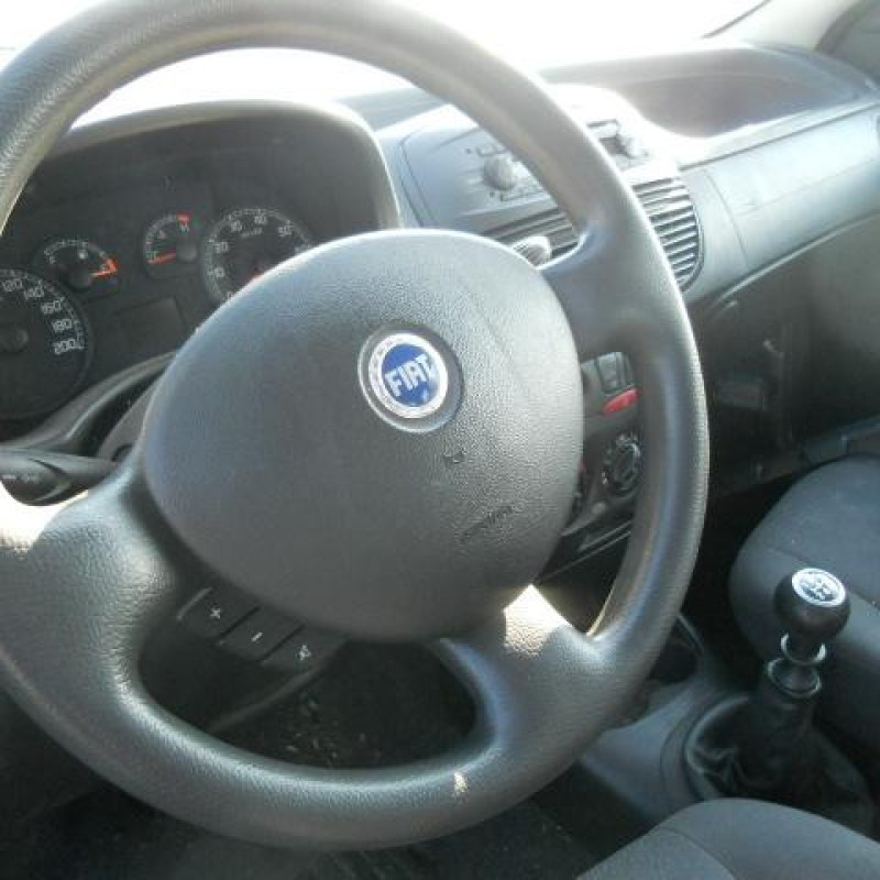 Pare choc arriere FIAT PUNTO 2 Photo n°11