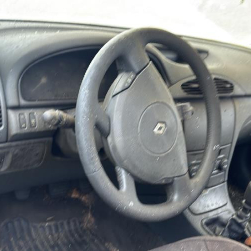 Vitre avant gauche RENAULT LAGUNA 2 Photo n°19