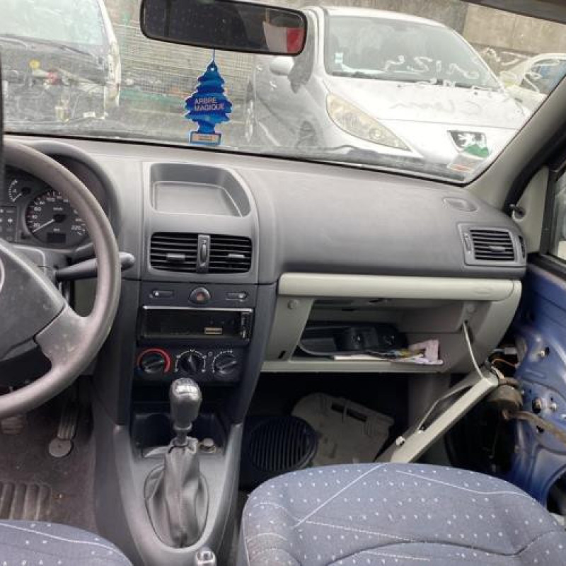 Pare choc avant RENAULT CLIO 2 Photo n°17