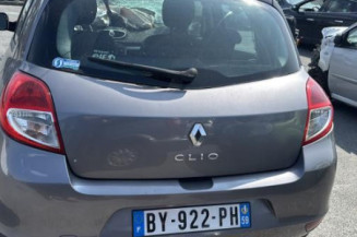 Attache ceinture avant gauche RENAULT CLIO 3