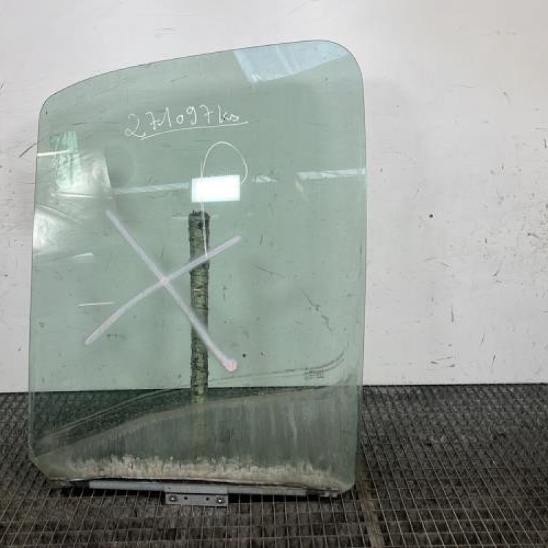Vitre avant gauche RENAULT MASTER 2 Photo n°1