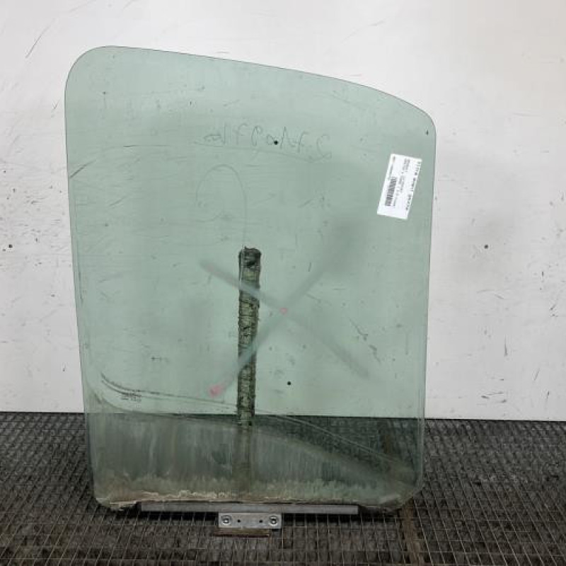 Vitre avant gauche RENAULT MASTER 2 Photo n°4