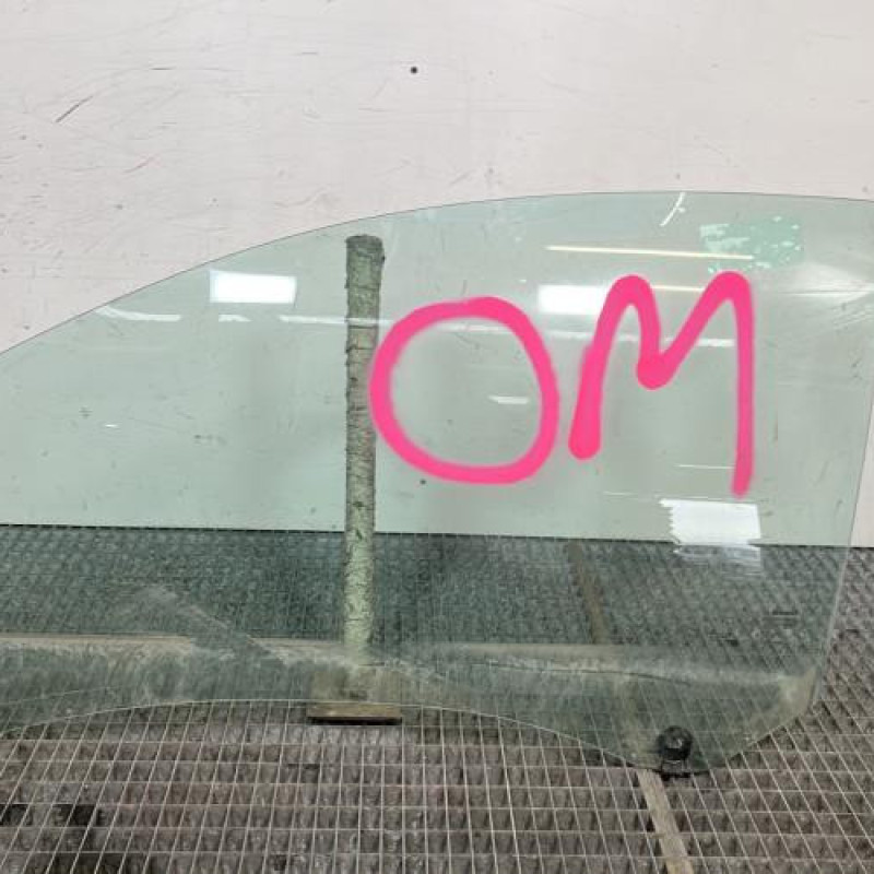 Vitre avant gauche RENAULT CLIO 3 Photo n°1