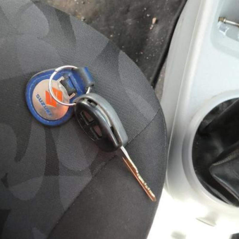 Attache ceinture arriere gauche SUZUKI ALTO 3 Photo n°3