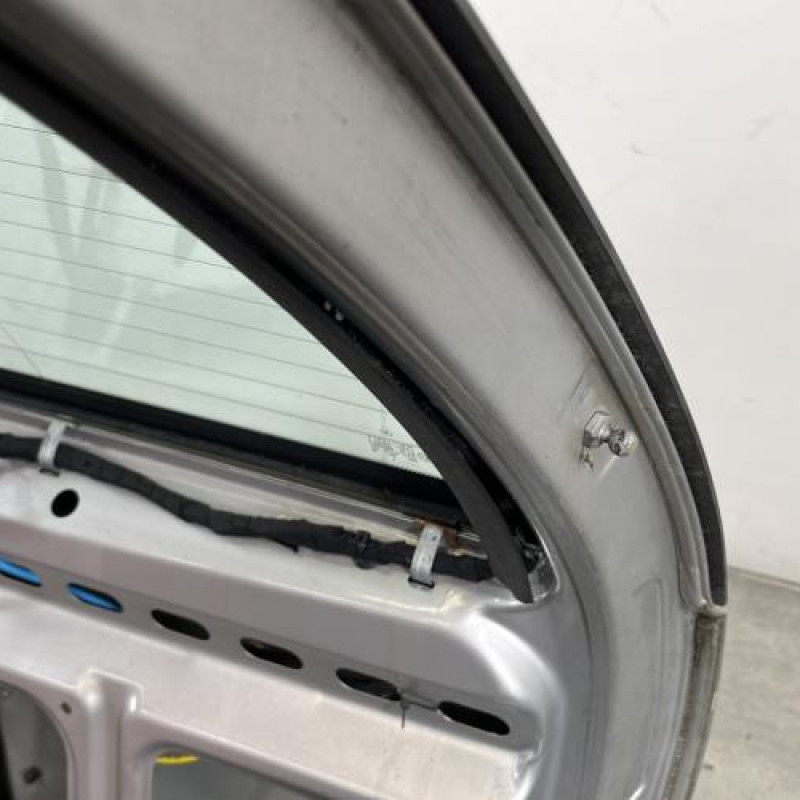 Malle/Hayon arriere MERCEDES CLASSE C 202 Photo n°9