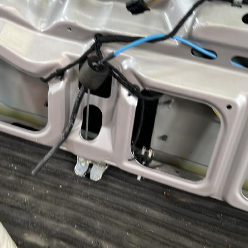 Malle/Hayon arriere MERCEDES CLASSE C 202 Photo n°10