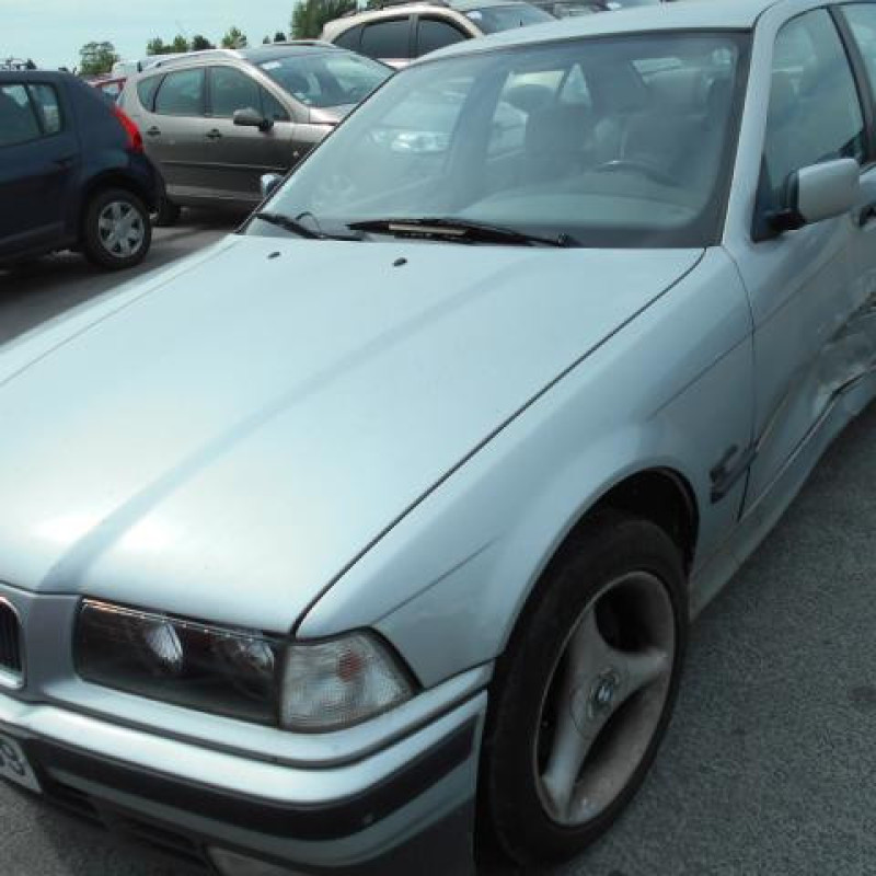 Pare choc arriere BMW SERIE 3 E36 Photo n°4