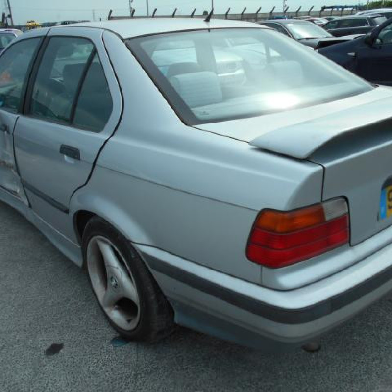 Pare choc arriere BMW SERIE 3 E36 Photo n°7