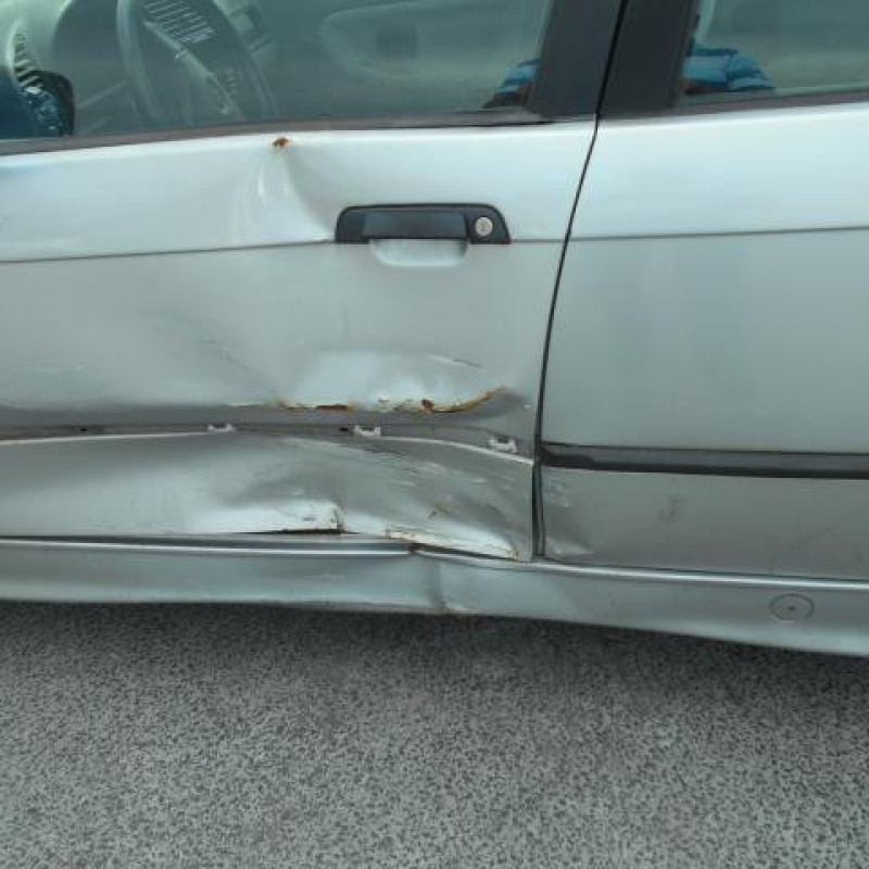 Pare choc arriere BMW SERIE 3 E36 Photo n°8