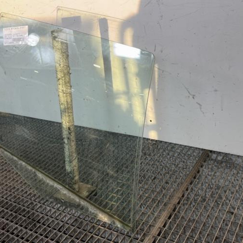 Vitre arriere droit VOLKSWAGEN GOLF 4 Photo n°3