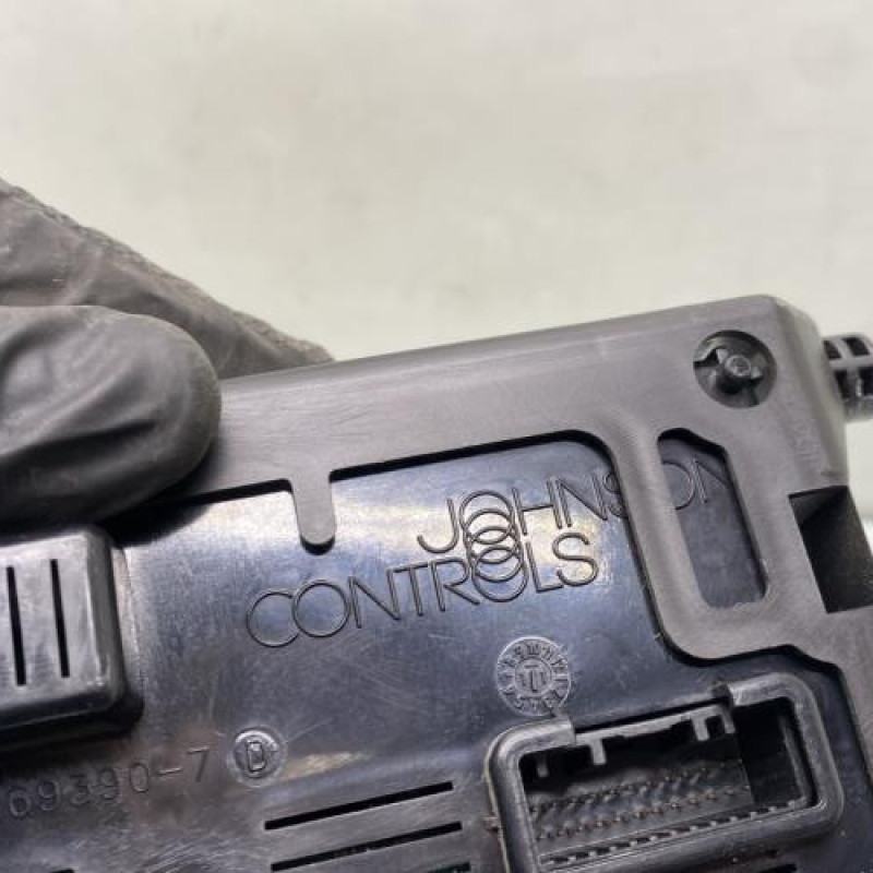 Boitier UCH RENAULT CLIO 3 Photo n°4