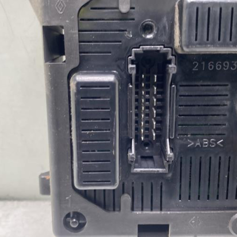 Boitier UCH RENAULT CLIO 3 Photo n°3