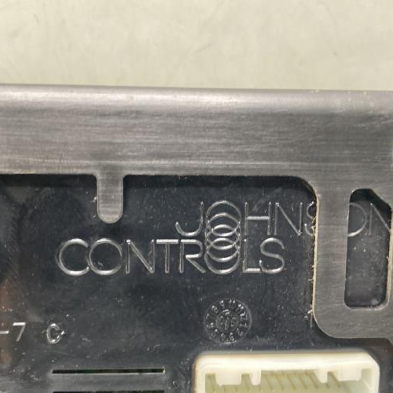 Boitier UCH RENAULT CLIO 3 Photo n°5