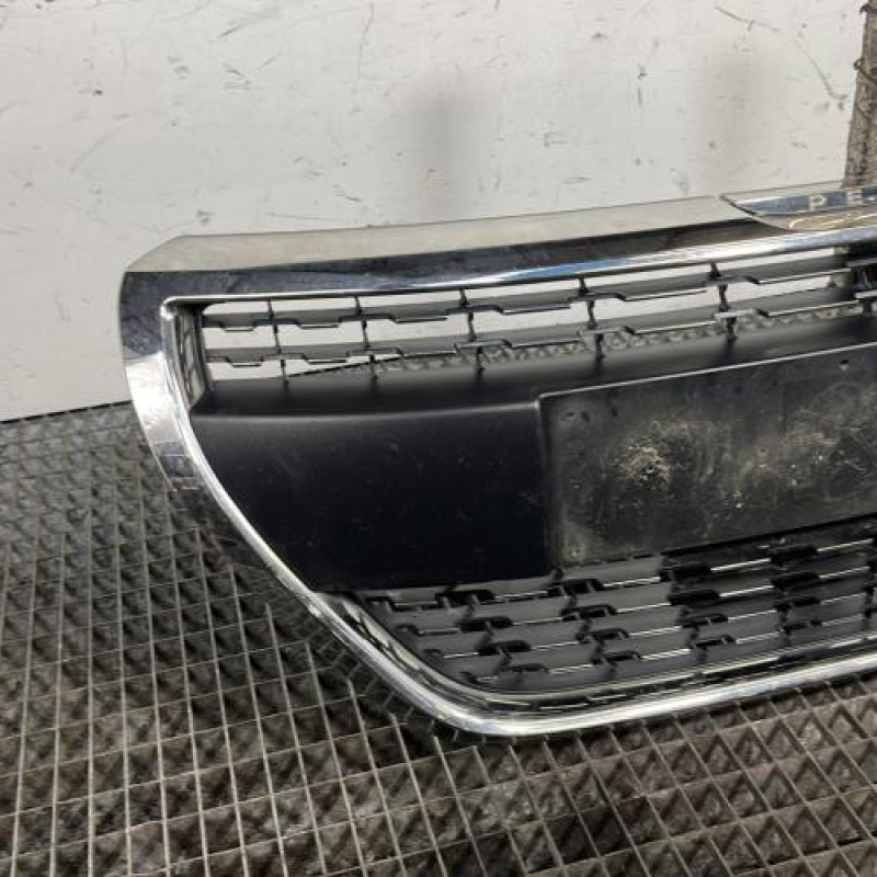 Calandre PEUGEOT 208 1 Photo n°2