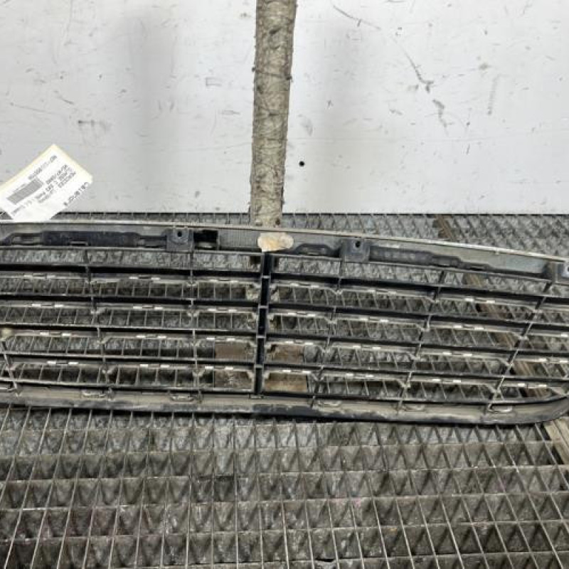 Calandre MERCEDES CLASSE C 203 Photo n°4