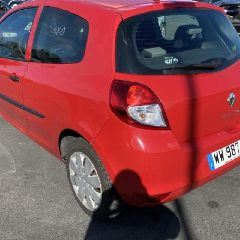 Anti brouillard arriere gauche RENAULT CLIO 3 Photo n°9