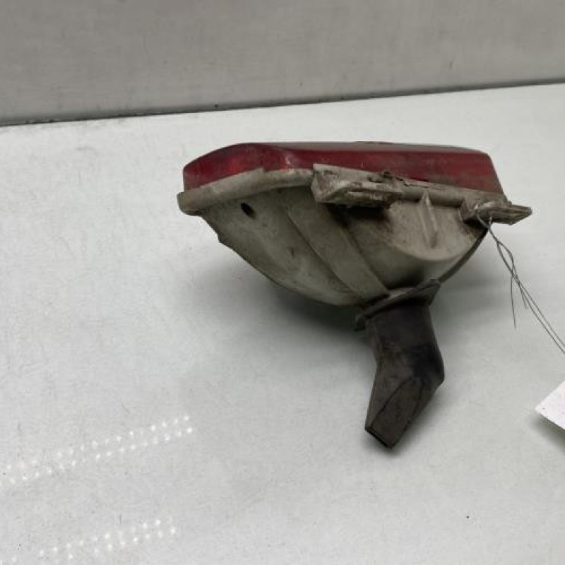 Anti brouillard arriere gauche PEUGEOT 205 Photo n°2