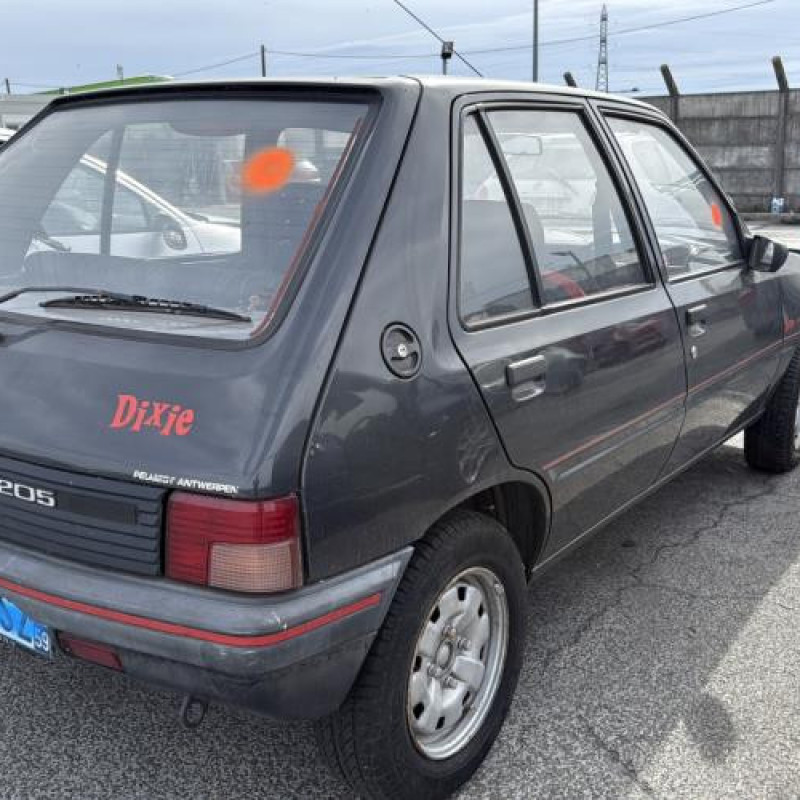 Anti brouillard arriere gauche PEUGEOT 205 Photo n°6
