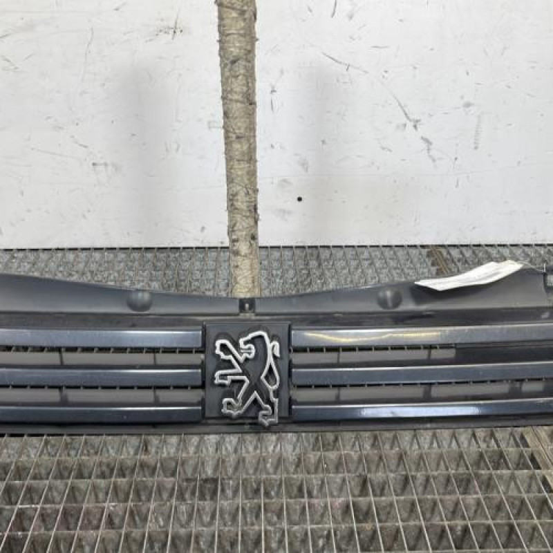 Calandre PEUGEOT 205 Photo n°1