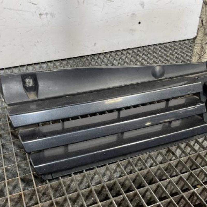 Calandre PEUGEOT 205 Photo n°2