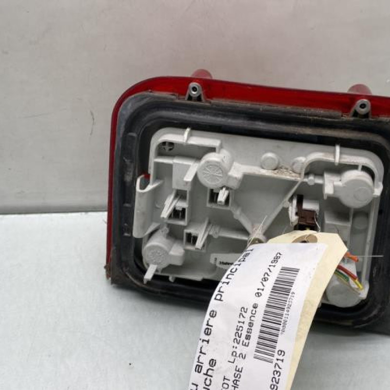 Feu arriere principal gauche (feux) PEUGEOT 205 Photo n°2