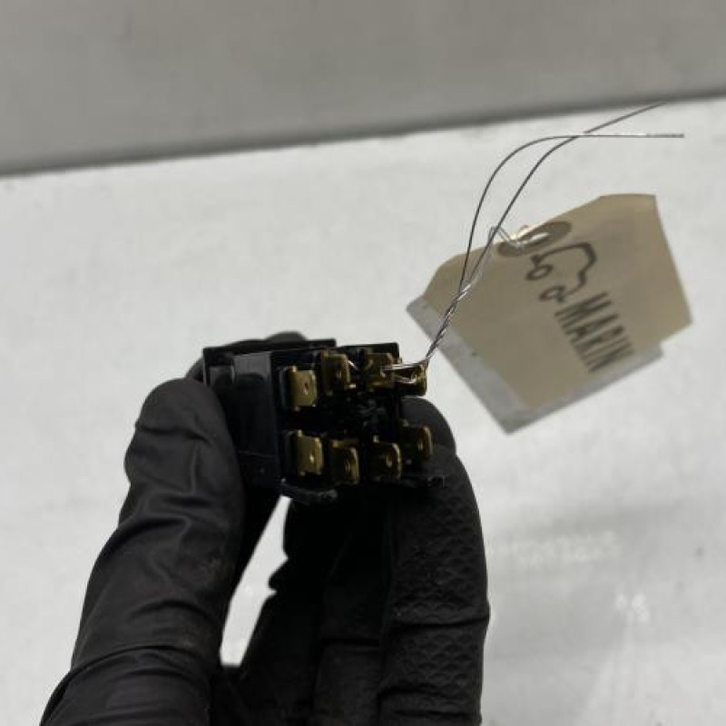 Bouton de warning PEUGEOT 205 Photo n°3