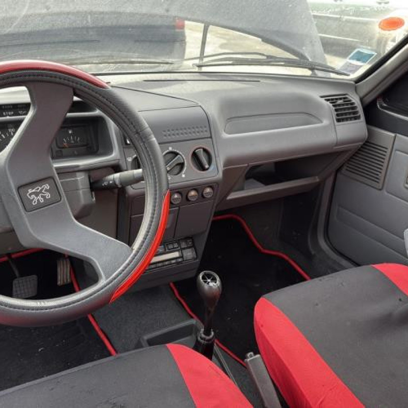 Attache ceinture arriere gauche PEUGEOT 205 Photo n°20