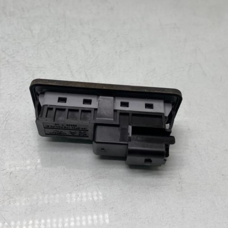 Bouton de coffre PEUGEOT 5008 2 Photo n°2