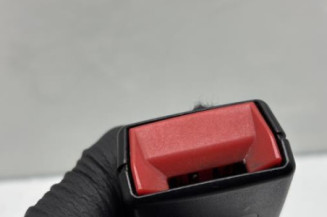 Attache ceinture arriere droit PEUGEOT 5008 1