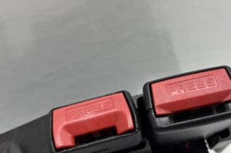 Attache ceinture arriere droit RENAULT CLIO 3