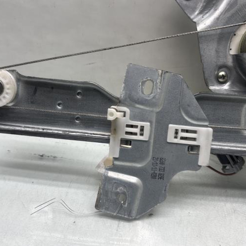 Leve vitre electrique avant gauche DACIA DUSTER 1 Photo n°2