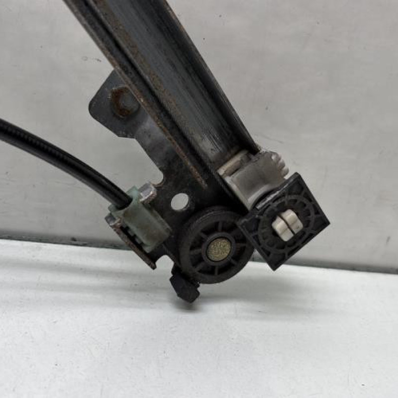 Leve vitre electrique avant gauche PEUGEOT 106 Photo n°3