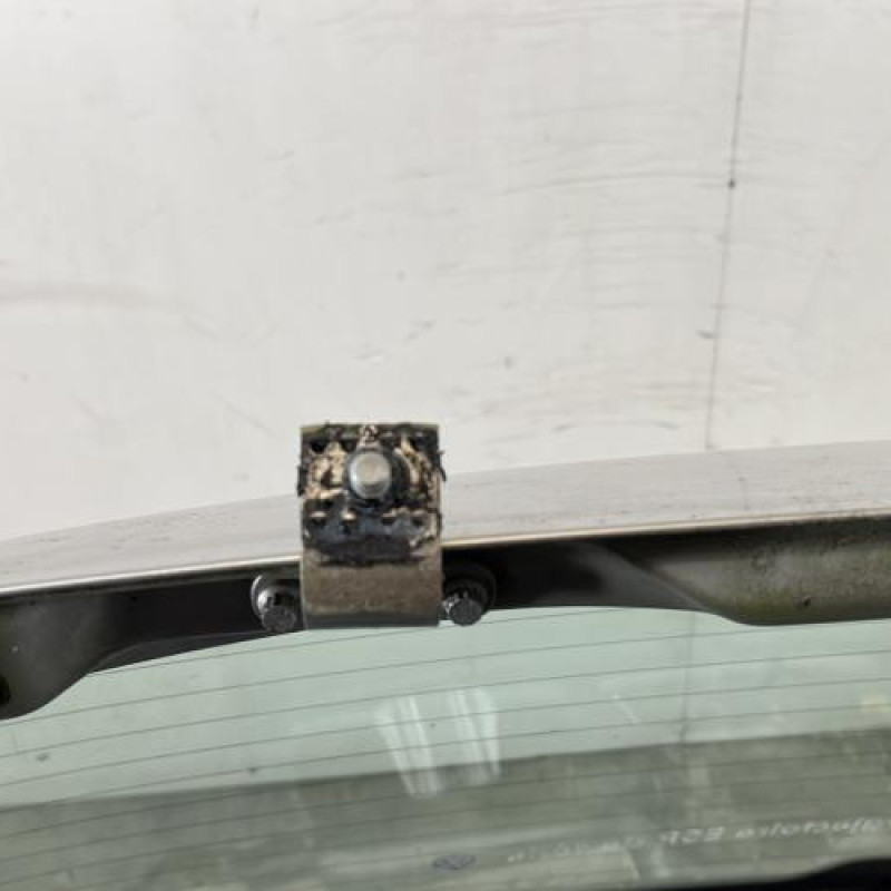 Malle/Hayon arriere VOLKSWAGEN GOLF 4 Photo n°8