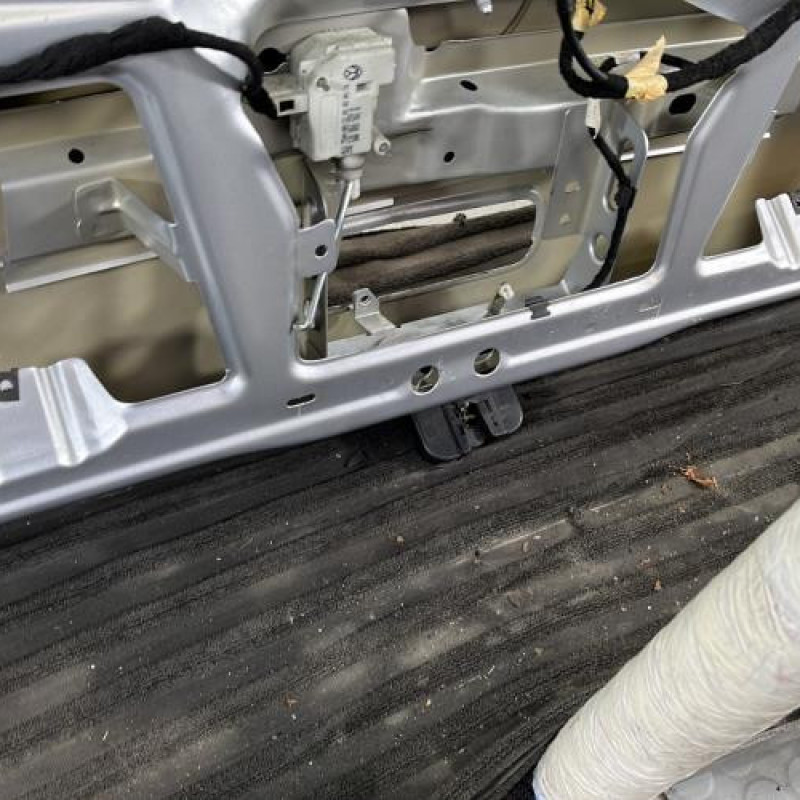 Malle/Hayon arriere VOLKSWAGEN GOLF 4 Photo n°12