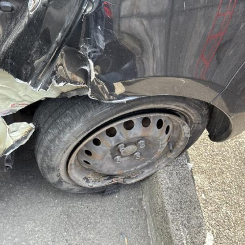 Vitre arriere gauche RENAULT CLIO 3 Photo n°18