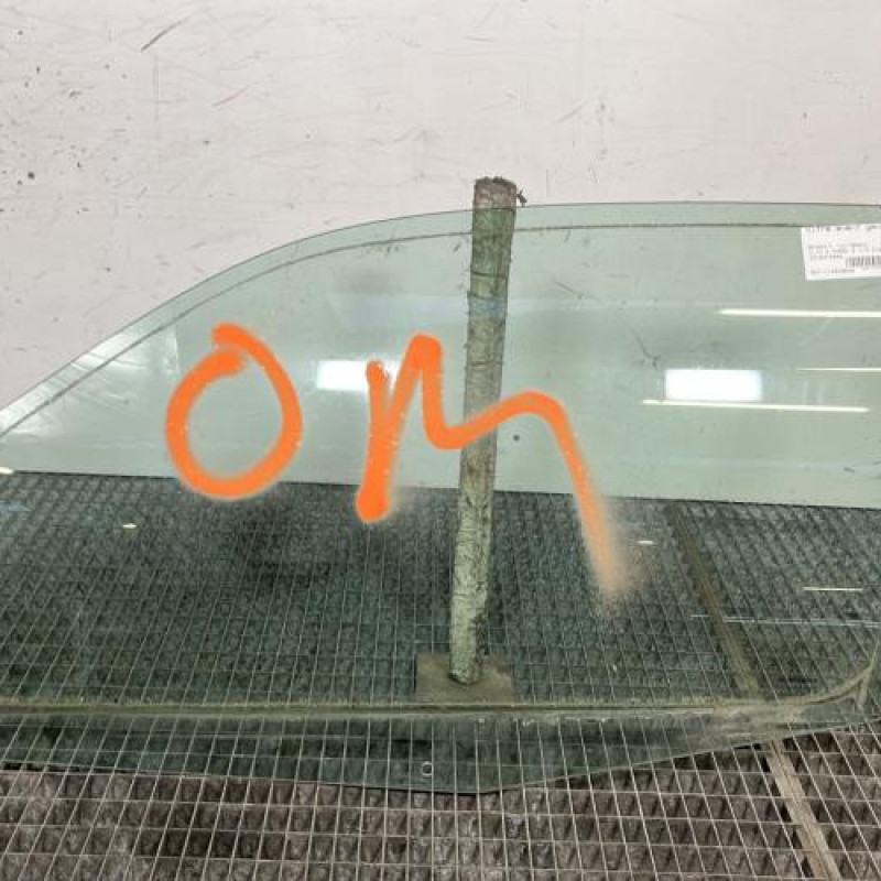 Vitre avant gauche RENAULT CLIO 2 Photo n°1