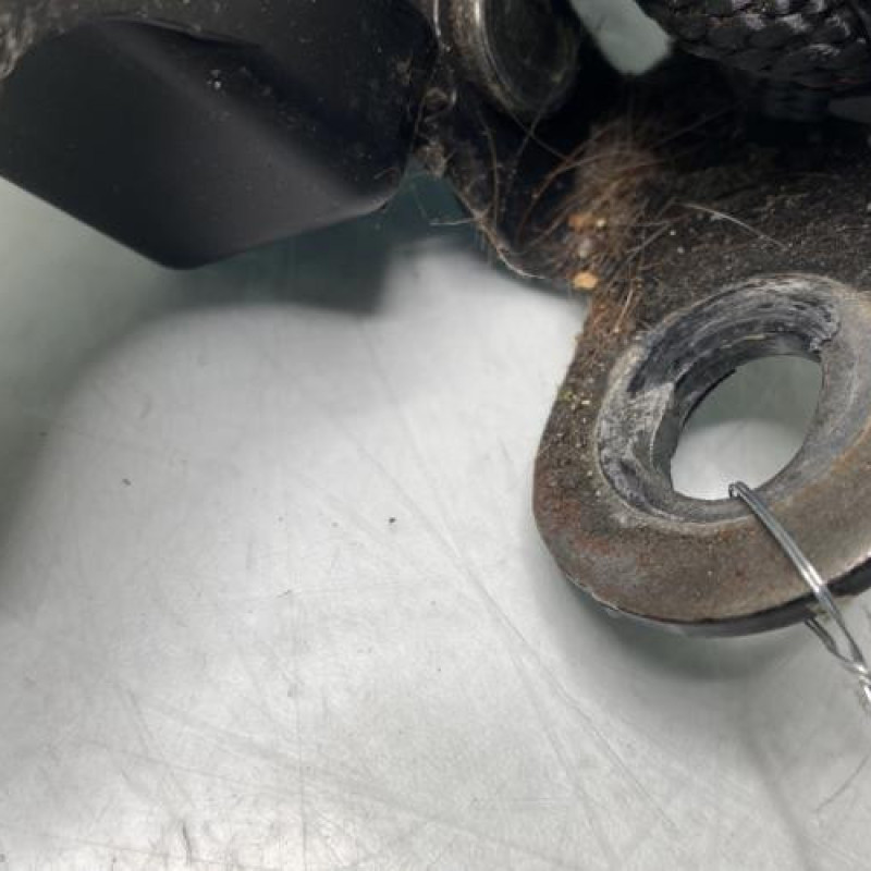 Attache ceinture arriere droit RENAULT CLIO 3 Photo n°2