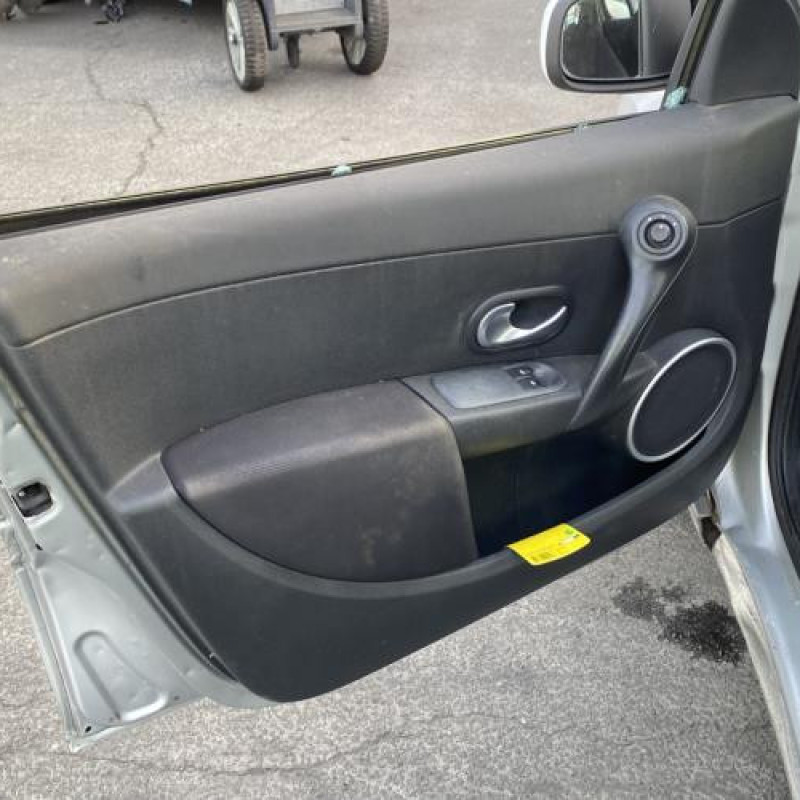 Attache ceinture arriere gauche RENAULT CLIO 3 Photo n°12