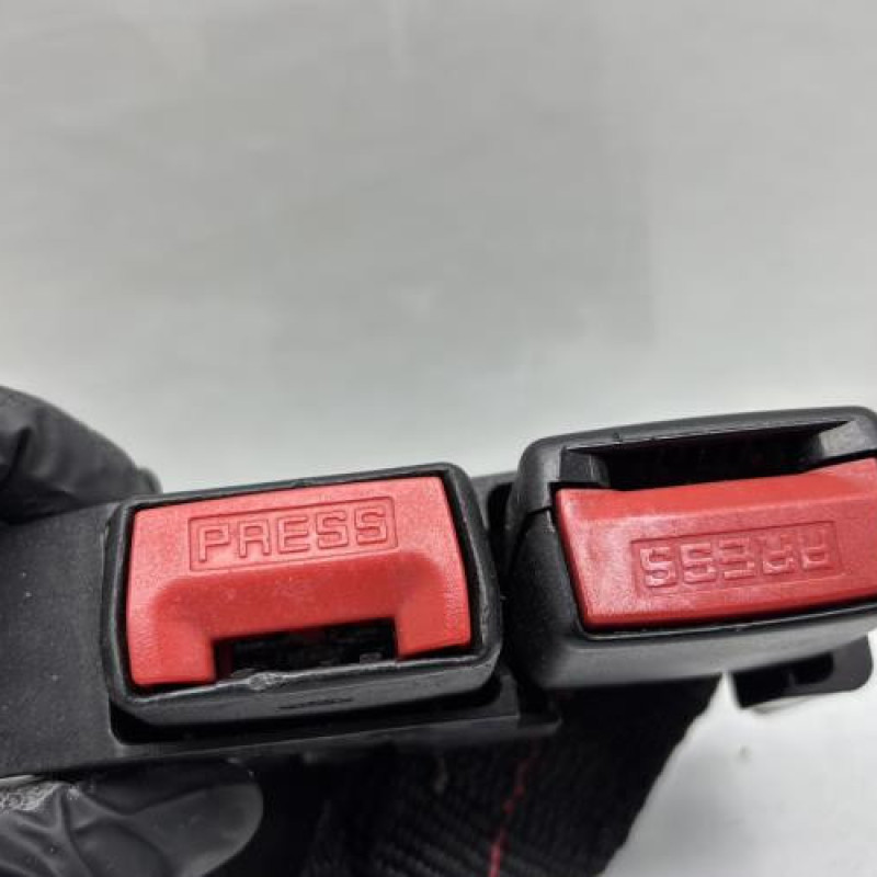 Attache ceinture arriere droit RENAULT CLIO 3 Photo n°3