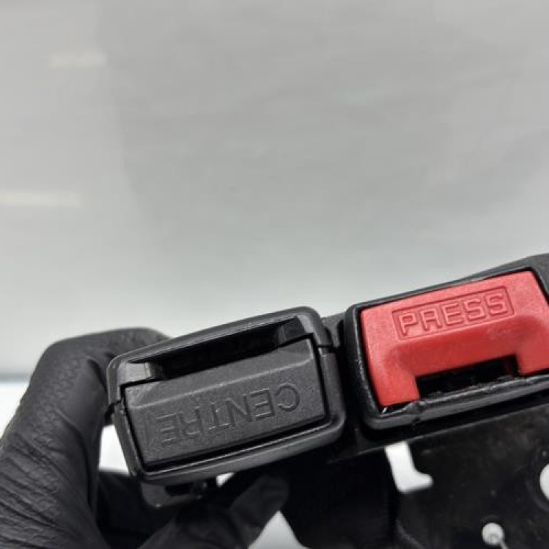 Attache ceinture arriere gauche RENAULT CLIO 3 Photo n°4
