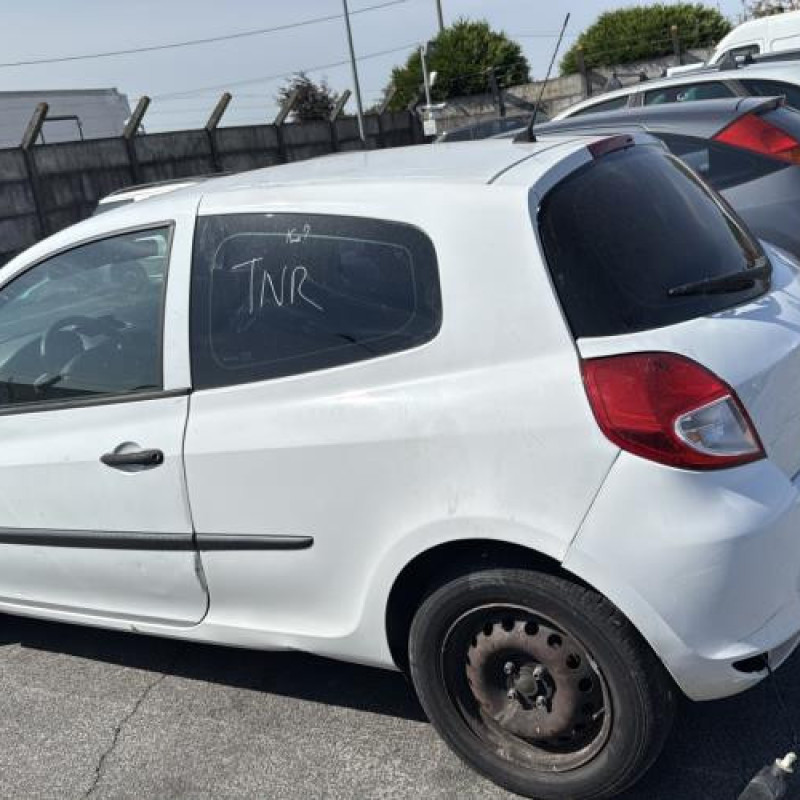 Pare choc arriere RENAULT CLIO 3 Photo n°12