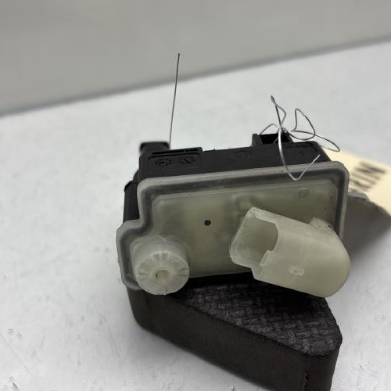 Actionneur verrou trappe d'essence PEUGEOT 308 2 Photo n°2